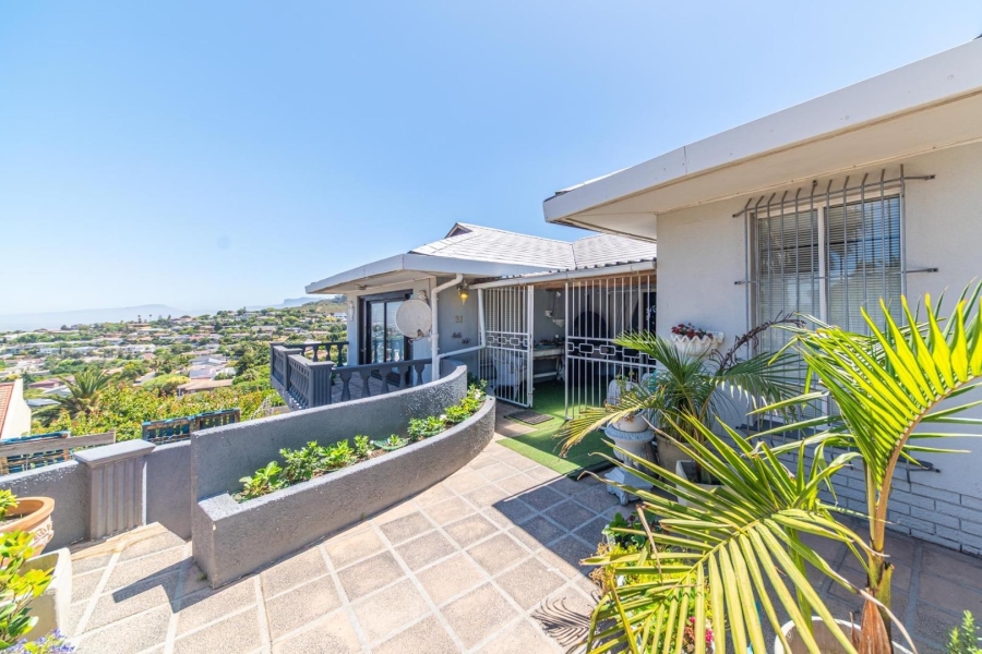 To Let 5 Bedroom Property for Rent in Loevenstein Western Cape